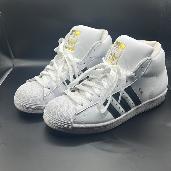 Adidas high top sneaker preowned size 5 Runs big fits size 6.5 - Picture 1 of 6